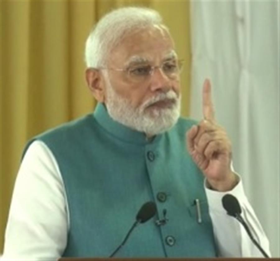 PM Modi felicitates India&#39;s Commonwealth Games contingent