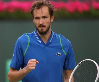 Indian Wells: Medvedev battles ankle injury to move into semis
