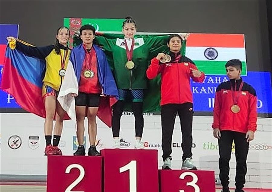 Akansha Vyavahare lifts bronze medal